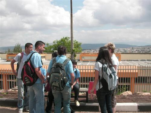 Vor der Tamra High School